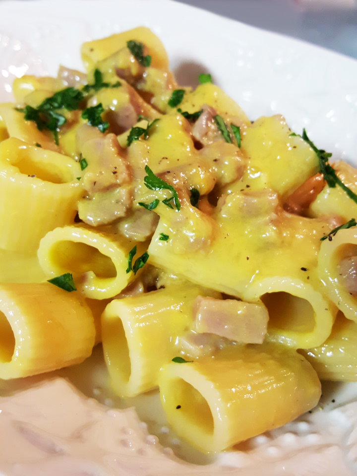 Mezze maniche con tartare di tonno marinato all’arancia