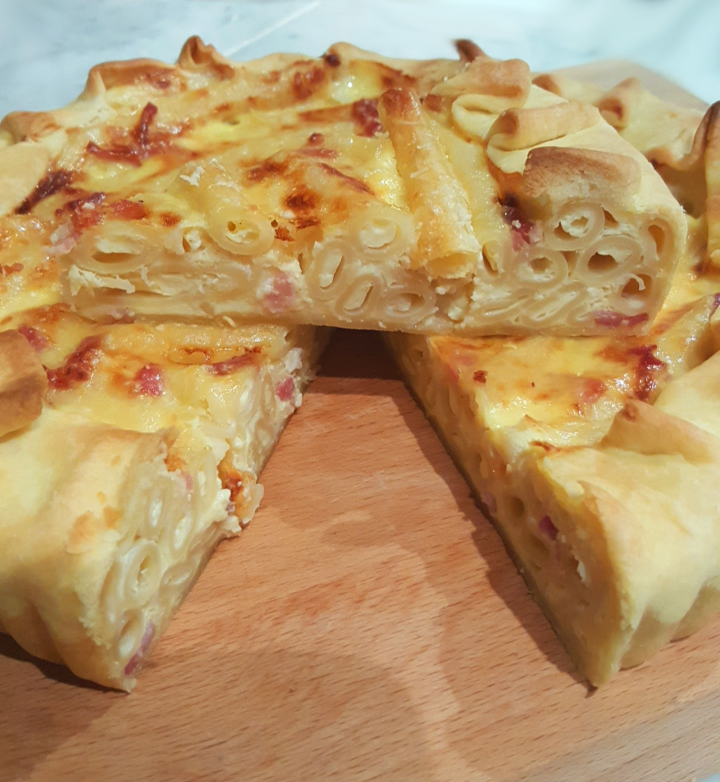 Quiche con ziti, pancetta e formaggio