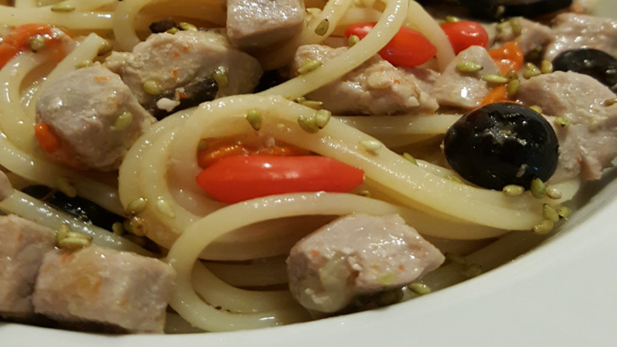 Spaghetti con tonno e bacche di Goji