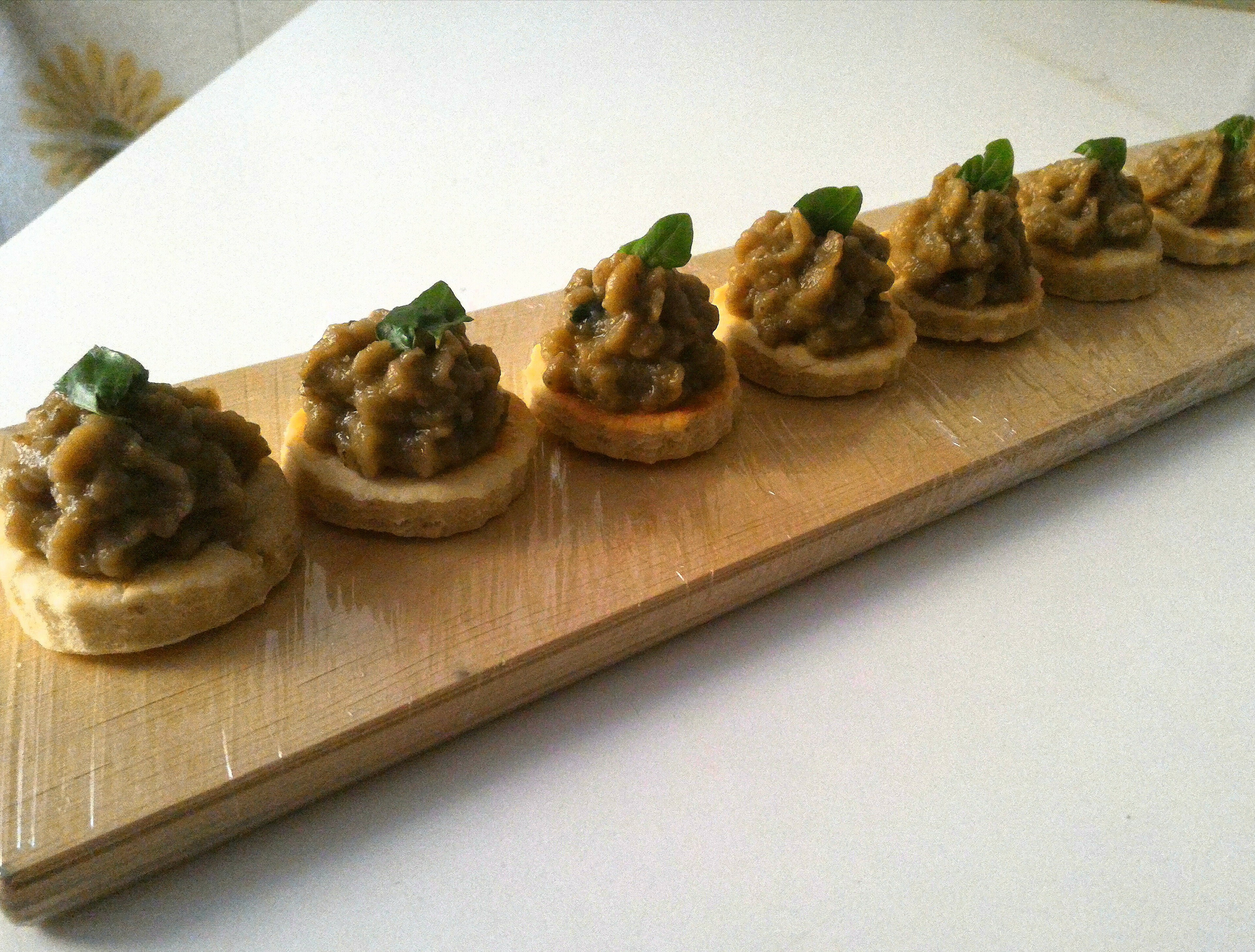 Aperitivo senza forno: salatini e paté di melanzane