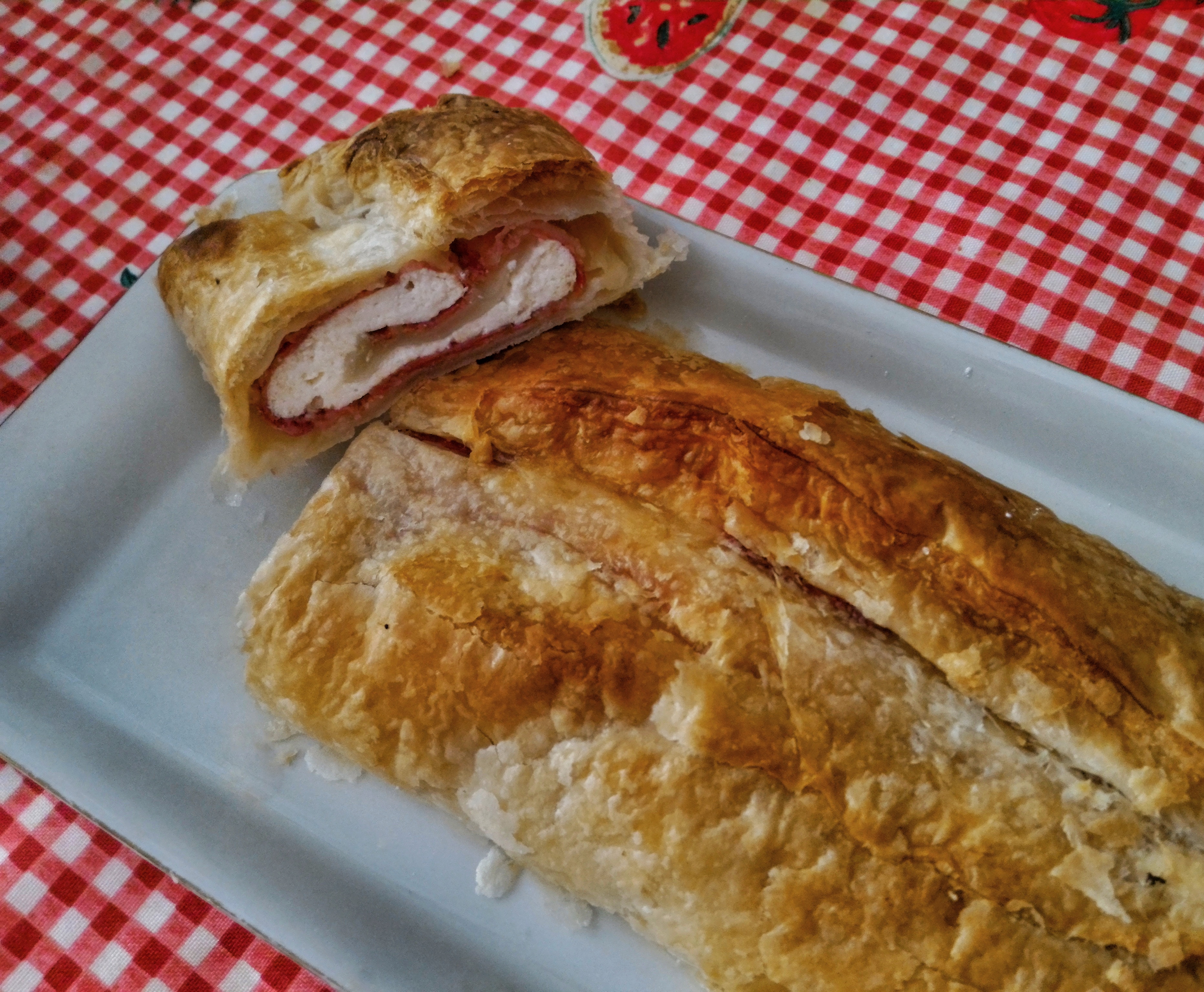 Strudel salato con salame piccante e ricotta