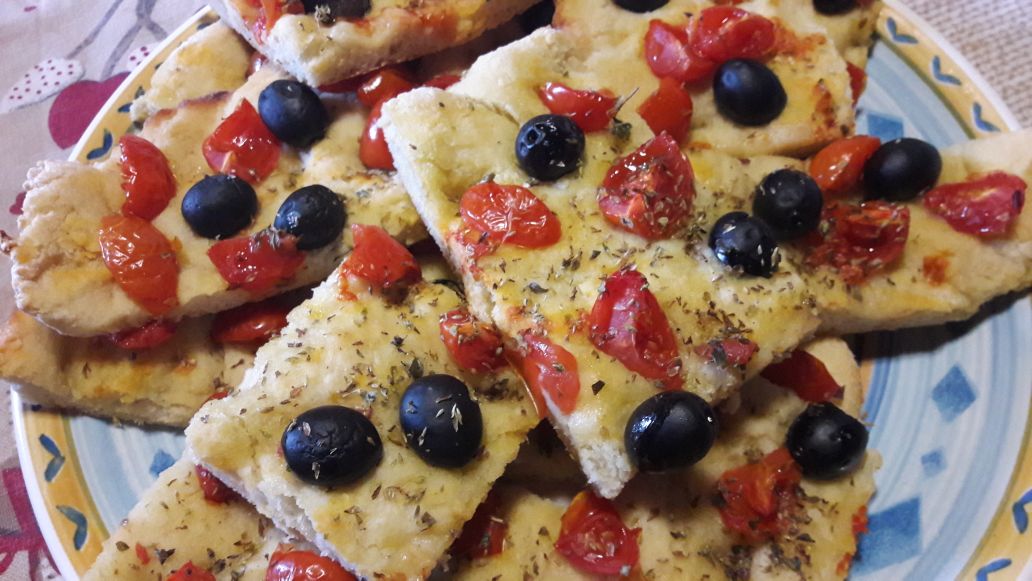Focaccia con pomodorini & olive (by @barbara7319 on twitter)